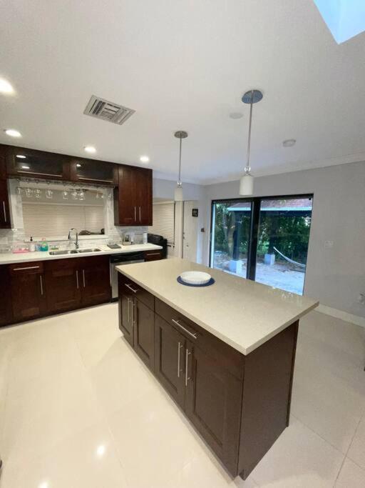 Modern Miami Oversized 3 Bedroom In Central Location Экстерьер фото